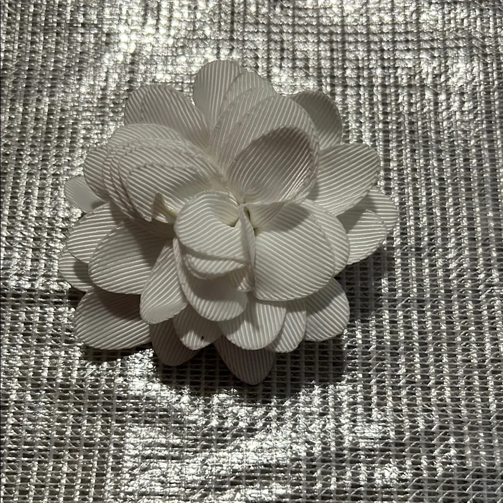 Elegant White Floral Hair Clip